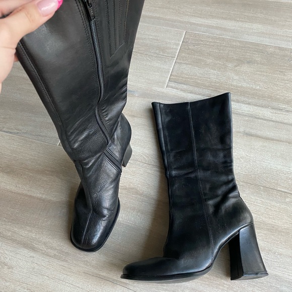 Vintage knee-high square toed black leather boots with a chunky heel - Picture 3 of 6
